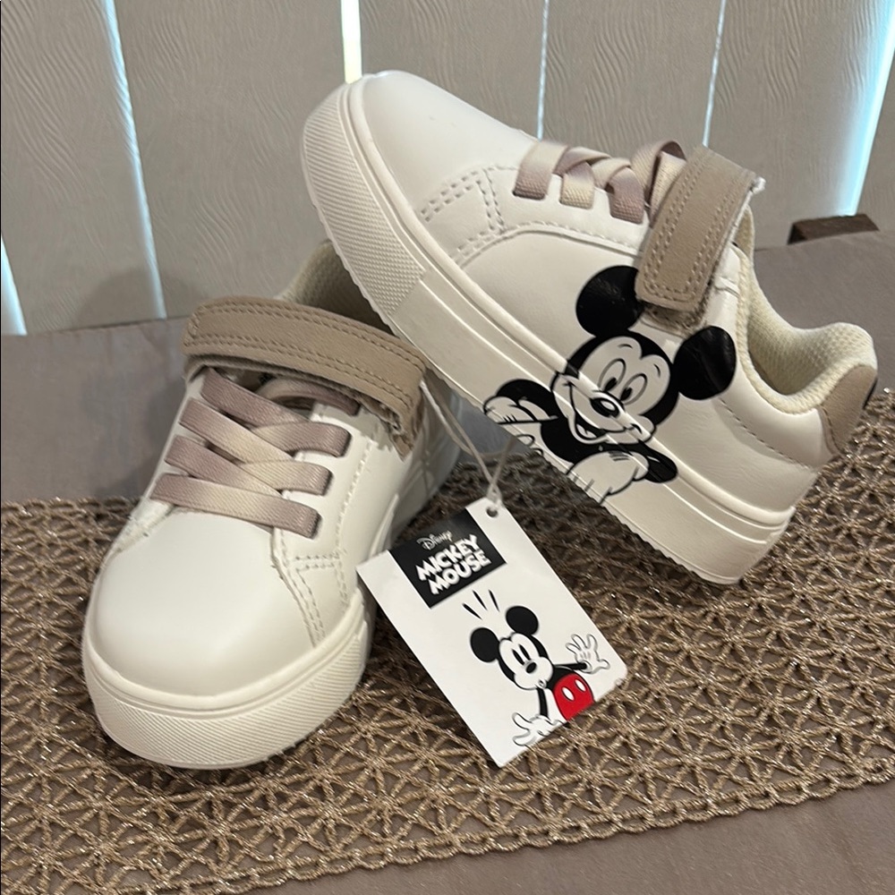 Disney  Brand new I the Box Boys  Micky Mouse Kids White and Tan Sneakers size 7